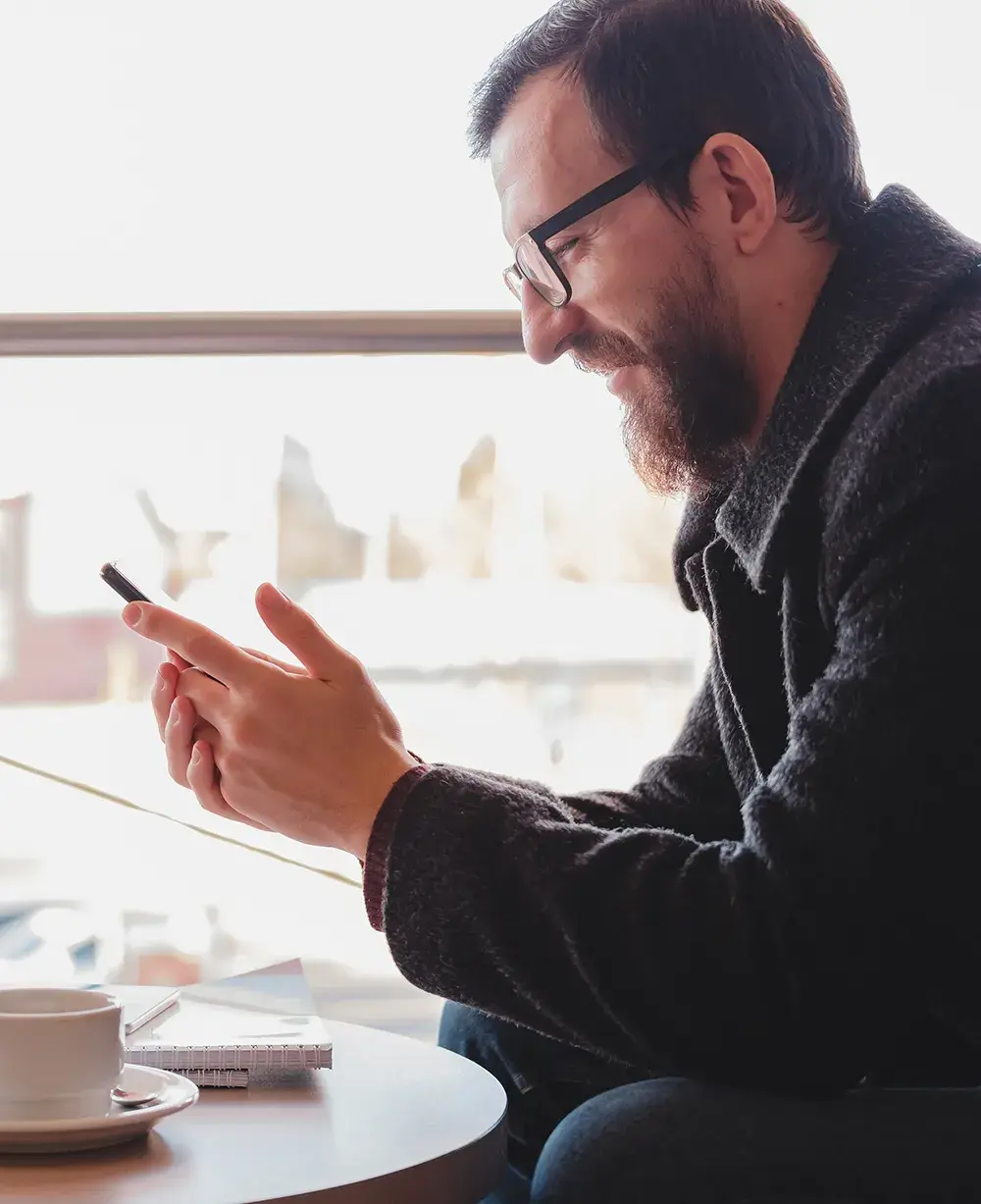 Man using Colleagues on his phone